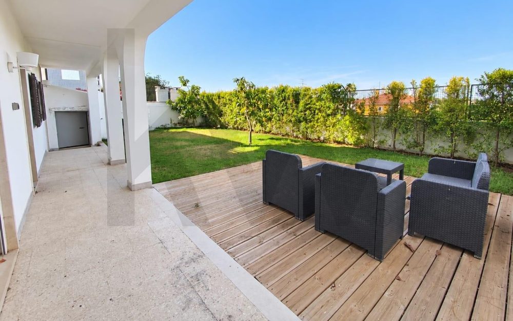 Terraço com deck, junto ao jardim