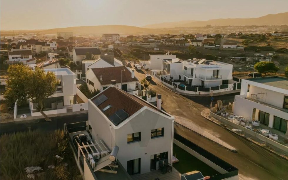 A moradia e a zona, ao fim da tarde